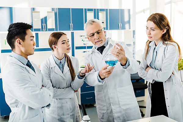 포토 JPG 서양인 외국인 응시 여자 노년 남자 회의 실내 실험 대화 서기 사람 동양인 여러명 상반신 20대 성인 앞모습 옆모습 팔짱 관찰 실험복 60대 생명공학 연구원 집중 비커 체코 국내포토 직업 시선 유럽 뷰포인트 다수 컨셉 비즈니스 의학 모션 실험기구 말하기 인종 청년 내부 가운 파일형식