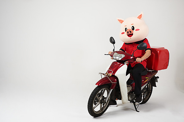 포토 JPG 스튜디오촬영 전신 남자 유니폼 실내 한명 사람 앉기 20대 성인 옆모습 빨간색 한국인 오토바이 돼지 배달원 승차 배송 흰배경 돼지캐릭터 동물탈 배달음식 배달통 인형탈 성인남자한명만 음식배달 국내포토 직업 1 옷 음식 뷰포인트 컬러 동물캐릭터 백그라운드 포유류 모션 동양인 청년 내부 바이크 흰색 배달 탈 남자한명만 성인남자만 파일형식