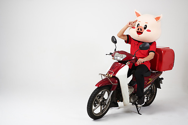 포토 JPG 스튜디오촬영 전신 남자 유니폼 실내 한명 사람 앉기 20대 성인 옆모습 빨간색 한국인 오토바이 인사 돼지 배달원 승차 배송 흰배경 손인사 돼지캐릭터 동물탈 배달음식 인형탈 성인남자한명만 음식배달 국내포토 직업 1 옷 음식 뷰포인트 컬러 동물캐릭터 백그라운드 포유류 모션 동양인 청년 내부 바이크 흰색 예절 배달 탈 남자한명만 성인남자만 파일형식