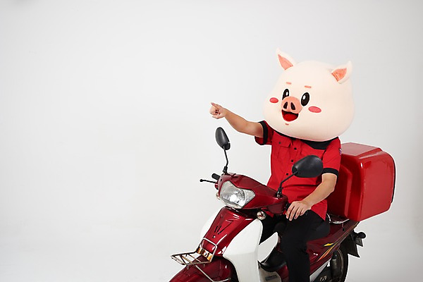 포토 JPG 스튜디오촬영 남자 유니폼 실내 한명 사람 앉기 상반신 20대 성인 옆모습 빨간색 한국인 오토바이 가리킴 돼지 배달원 승차 배송 흰배경 돼지캐릭터 동물탈 배달음식 인형탈 성인남자한명만 음식배달 국내포토 직업 1 옷 음식 뷰포인트 컬러 동물캐릭터 백그라운드 포유류 모션 동양인 손짓 청년 내부 바이크 흰색 배달 탈 남자한명만 성인남자만 파일형식