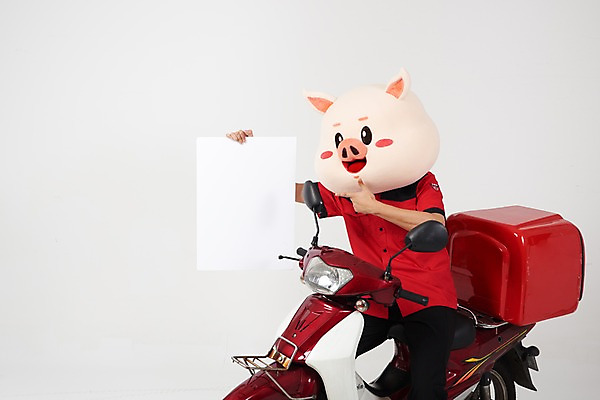 포토 JPG 스튜디오촬영 배너 남자 유니폼 실내 한명 들기 사람 앉기 상반신 20대 성인 옆모습 빨간색 한국인 오토바이 가리킴 돼지 배달원 승차 배송 흰배경 돼지캐릭터 동물탈 배달음식 인형탈 성인남자한명만 음식배달 국내포토 직업 1 옷 음식 뷰포인트 컬러 동물캐릭터 백그라운드 포유류 모션 동양인 손짓 청년 내부 바이크 흰색 배달 탈 남자한명만 성인남자만 파일형식