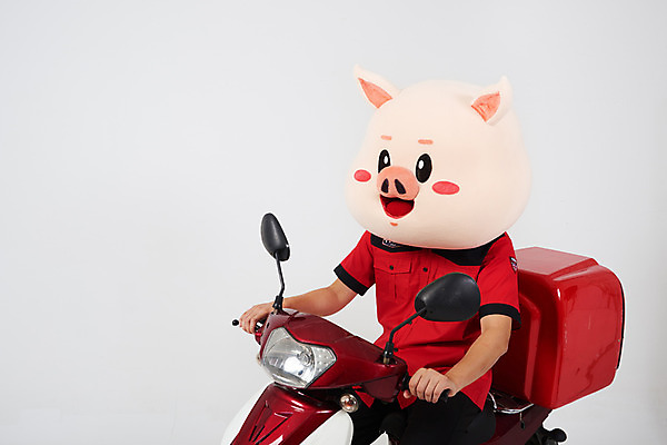 포토 JPG 스튜디오촬영 남자 유니폼 실내 한명 사람 앉기 상반신 20대 성인 옆모습 빨간색 한국인 오토바이 돼지 배달원 승차 배송 흰배경 돼지캐릭터 동물탈 배달음식 배달통 인형탈 성인남자한명만 음식배달 국내포토 직업 1 옷 음식 뷰포인트 컬러 동물캐릭터 백그라운드 포유류 모션 동양인 청년 내부 바이크 흰색 배달 탈 남자한명만 성인남자만 파일형식