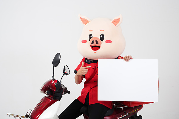 포토 JPG 스튜디오촬영 배너 남자 유니폼 사각프레임 실내 한명 들기 사람 앉기 상반신 20대 성인 옆모습 빨간색 한국인 오토바이 가리킴 돼지 배달원 승차 배송 흰배경 돼지캐릭터 동물탈 배달음식 인형탈 성인남자한명만 음식배달 국내포토 직업 1 옷 음식 뷰포인트 컬러 동물캐릭터 백그라운드 포유류 모션 프레임 동양인 손짓 청년 내부 사각형 바이크 흰색 배달 탈 남자한명만 성인남자만 파일형식