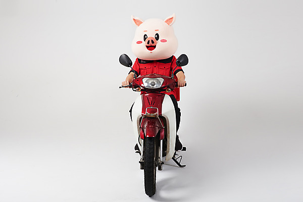 포토 JPG 스튜디오촬영 전신 남자 유니폼 실내 한명 사람 앉기 20대 성인 앞모습 빨간색 한국인 오토바이 돼지 배달원 승차 배송 흰배경 돼지캐릭터 동물탈 배달음식 인형탈 성인남자한명만 음식배달 국내포토 직업 1 옷 음식 뷰포인트 컬러 동물캐릭터 백그라운드 포유류 모션 동양인 청년 내부 바이크 흰색 배달 탈 남자한명만 성인남자만 파일형식