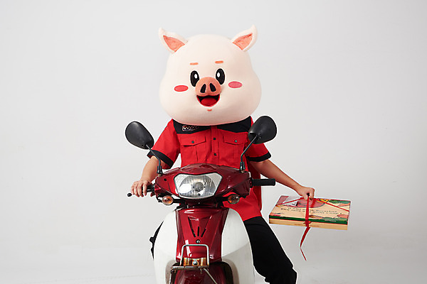 포토 JPG 스튜디오촬영 남자 유니폼 피자 실내 한명 사람 앉기 상반신 20대 성인 앞모습 빨간색 한국인 오토바이 돼지 배달원 배송 흰배경 돼지캐릭터 동물탈 배달음식 인형탈 성인남자한명만 음식배달 국내포토 직업 1 옷 음식 뷰포인트 컬러 동물캐릭터 백그라운드 포유류 모션 패스트푸드 서양음식 동양인 청년 내부 바이크 흰색 배달 탈 남자한명만 성인남자만 파일형식