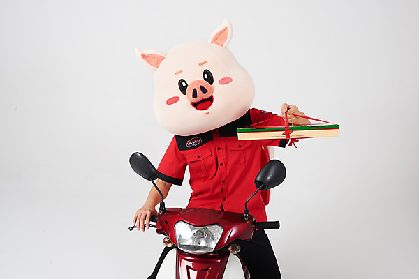 포토 JPG 스튜디오촬영 남자 유니폼 피자 실내 한명 들기 사람 상반신 20대 성인 앞모습 빨간색 한국인 오토바이 돼지 배달원 배송 흰배경 돼지캐릭터 동물탈 배달음식 인형탈 성인남자한명만 음식배달 국내포토 직업 1 옷 음식 뷰포인트 컬러 동물캐릭터 백그라운드 포유류 모션 패스트푸드 서양음식 동양인 청년 내부 바이크 흰색 배달 탈 남자한명만 성인남자만 파일형식