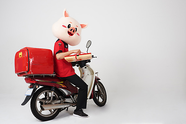 포토 JPG 스튜디오촬영 전신 남자 유니폼 피자 실내 한명 사람 앉기 20대 성인 옆모습 빨간색 한국인 오토바이 돼지 배달원 배송 흰배경 돼지캐릭터 동물탈 배달음식 인형탈 성인남자한명만 음식배달 국내포토 직업 1 옷 음식 뷰포인트 컬러 동물캐릭터 백그라운드 포유류 모션 패스트푸드 서양음식 동양인 청년 내부 바이크 흰색 배달 탈 남자한명만 성인남자만 파일형식