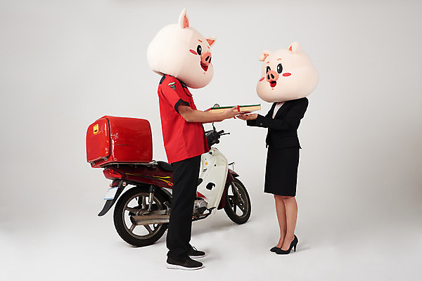 포토 JPG 스튜디오촬영 전신 여자 남자 유니폼 피자 실내 사람 정장 20대 성인 두명 빨간색 한국인 오토바이 돼지 직장인 배달원 배송 흰배경 주기 돼지캐릭터 동물탈 배달음식 배달통 인형탈 성인만 음식배달 국내포토 직업 옷 음식 컬러 동물캐릭터 백그라운드 포유류 모션 패스트푸드 서양음식 동양인 청년 내부 바이크 흰색 배달 탈 파일형식
