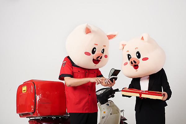 포토 JPG 스튜디오촬영 여자 남자 유니폼 피자 실내 사람 상반신 20대 성인 두명 앞모습 옆모습 빨간색 한국인 오토바이 돼지 계산 배달원 배송 흰배경 돼지캐릭터 동물탈 배달음식 배달통 인형탈 카드단말기 성인만 음식배달 국내포토 직업 옷 음식 뷰포인트 컬러 동물캐릭터 백그라운드 포유류 패스트푸드 서양음식 동양인 청년 내부 바이크 흰색 배달 탈 단말기 파일형식