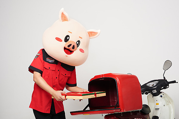 포토 JPG 스튜디오촬영 남자 유니폼 피자 실내 한명 사람 상반신 20대 성인 앞모습 빨간색 한국인 오토바이 돼지 배달원 배송 흰배경 돼지캐릭터 동물탈 배달음식 인형탈 성인남자한명만 음식배달 국내포토 직업 1 옷 음식 뷰포인트 컬러 동물캐릭터 백그라운드 포유류 패스트푸드 서양음식 동양인 청년 내부 바이크 흰색 배달 탈 남자한명만 성인남자만 파일형식