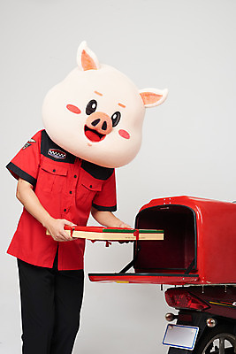 포토 JPG 스튜디오촬영 남자 유니폼 피자 실내 한명 사람 상반신 20대 성인 앞모습 한국인 오토바이 돼지 배달원 배송 흰배경 돼지캐릭터 동물탈 배달음식 배달통 인형탈 성인남자한명만 음식배달 국내포토 직업 1 옷 음식 뷰포인트 동물캐릭터 백그라운드 포유류 패스트푸드 서양음식 동양인 청년 내부 바이크 흰색 배달 탈 남자한명만 성인남자만 파일형식