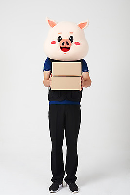 포토 JPG 스튜디오촬영 전신 남자 실내 한명 들기 사람 20대 성인 앞모습 한국인 돼지 배달원 배송 흰배경 주기 돼지캐릭터 택배상자 동물탈 인형탈 성인남자한명만 국내포토 직업 1 뷰포인트 동물캐릭터 백그라운드 포유류 모션 동양인 청년 내부 상자 흰색 택배 탈 남자한명만 성인남자만 파일형식