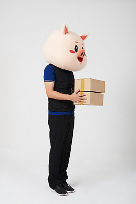 포토 JPG 스튜디오촬영 전신 남자 실내 한명 들기 사람 20대 성인 옆모습 한국인 돼지 배달원 배송 흰배경 돼지캐릭터 택배상자 동물탈 인형탈 성인남자한명만 국내포토 직업 1 뷰포인트 동물캐릭터 백그라운드 포유류 모션 동양인 청년 내부 상자 흰색 택배 탈 남자한명만 성인남자만 파일형식