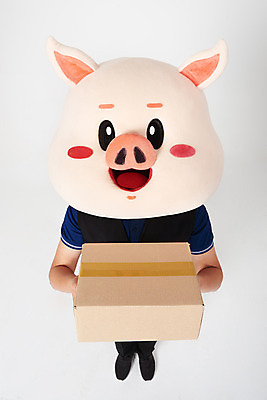 포토 JPG 스튜디오촬영 전신 남자 실내 한명 미소 들기 사람 20대 성인 앞모습 하이앵글 한국인 돼지 배달원 배송 흰배경 돼지캐릭터 택배상자 동물탈 인형탈 성인남자한명만 국내포토 직업 1 뷰포인트 동물캐릭터 백그라운드 포유류 모션 표정 동양인 청년 내부 상자 흰색 택배 탈 남자한명만 성인남자만 파일형식