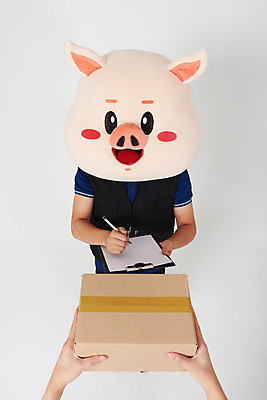 포토 JPG 스튜디오촬영 남자 실내 사람 상반신 20대 성인 두명 앞모습 신체부위 한국인 양손 기록 돼지 배달원 배송 흰배경 주기 문서 파일 돼지캐릭터 택배상자 동물탈 인형탈 성인남자만 국내포토 직업 손 뷰포인트 동물캐릭터 백그라운드 포유류 모션 동양인 청년 내부 상자 흰색 택배 탈 남자만 성인만 파일형식