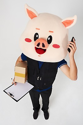 포토 JPG 스튜디오촬영 전신 남자 실내 한명 서기 사람 20대 성인 앞모습 스마트폰 하이앵글 펜 한국인 돼지 배달원 배송 흰배경 파일 돼지캐릭터 통화 택배상자 동물탈 인형탈 성인남자한명만 국내포토 직업 1 뷰포인트 동물캐릭터 백그라운드 포유류 모션 동양인 청년 내부 핸드폰 스마트기기 상자 필기구 흰색 택배 탈 남자한명만 성인남자만 파일형식