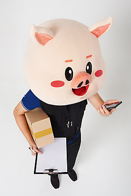 포토 JPG 스튜디오촬영 전신 응시 남자 실내 한명 들기 사람 20대 성인 옆모습 스마트폰 하이앵글 펜 한국인 돼지 배달원 배송 흰배경 파일 돼지캐릭터 통화 택배상자 동물탈 인형탈 성인남자한명만 국내포토 직업 1 시선 뷰포인트 동물캐릭터 백그라운드 포유류 모션 동양인 청년 내부 핸드폰 스마트기기 상자 필기구 흰색 택배 탈 남자한명만 성인남자만 파일형식