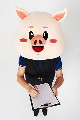 포토 JPG 스튜디오촬영 전신 남자 실내 한명 서기 사람 20대 성인 앞모습 하이앵글 펜 한국인 기록 돼지 배달원 배송 흰배경 파일 돼지캐릭터 동물탈 인형탈 성인남자한명만 국내포토 직업 1 뷰포인트 동물캐릭터 백그라운드 포유류 모션 동양인 청년 내부 필기구 흰색 탈 남자한명만 성인남자만 파일형식