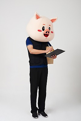 포토 JPG 스튜디오촬영 전신 남자 실내 한명 들기 사람 20대 성인 옆모습 한국인 기록 돼지 배달원 배송 흰배경 파일 돼지캐릭터 택배상자 동물탈 인형탈 성인남자한명만 국내포토 직업 1 뷰포인트 동물캐릭터 백그라운드 포유류 모션 동양인 청년 내부 상자 흰색 택배 탈 남자한명만 성인남자만 파일형식