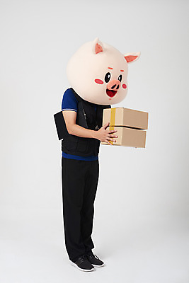 포토 JPG 스튜디오촬영 전신 남자 실내 한명 서기 들기 사람 20대 성인 옆모습 한국인 돼지 배달원 배송 흰배경 주기 돼지캐릭터 택배상자 동물탈 인형탈 성인남자한명만 국내포토 직업 1 뷰포인트 동물캐릭터 백그라운드 포유류 모션 동양인 청년 내부 상자 흰색 택배 탈 남자한명만 성인남자만 파일형식