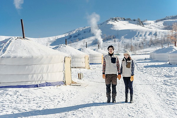 포토 JPG 주간 전신 전통 커플 응시 계절 여자 남자 행복 문화 겨울 주택 굴뚝 사랑 서기 사람 20대 성인 야외 두명 앞모습 30대 청춘 설원 손잡기 한국인 흰색 눈 연기 몽골 게르 성인만 국내포토 자연요소 시선 감정 아시아 뷰포인트 컬러 컨셉 관계 모션 날씨 눈_날씨 동양인 청년 건물 장년 파일형식