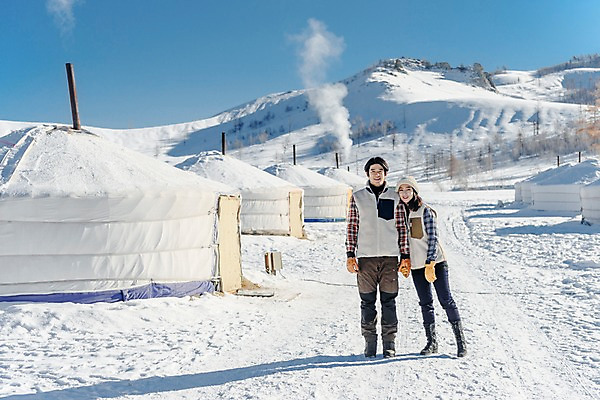 포토 JPG 주간 전신 전통 커플 응시 계절 여자 남자 행복 문화 겨울 주택 사랑 서기 미소 사람 20대 성인 야외 두명 앞모습 30대 청춘 설원 손잡기 기댐 한국인 흰색 눈 연기 몽골 게르 성인만 국내포토 자연요소 시선 감정 아시아 뷰포인트 컬러 컨셉 관계 모션 날씨 눈_날씨 표정 동양인 청년 건물 장년 파일형식