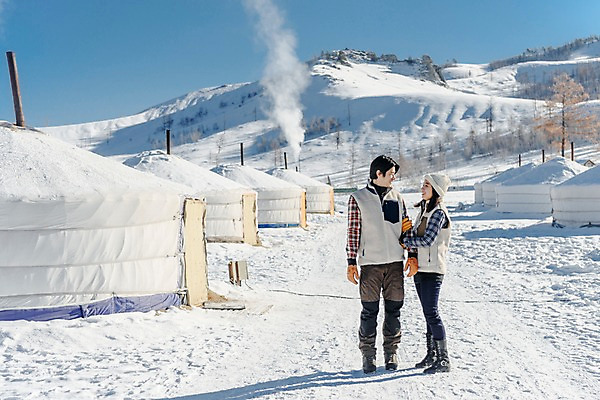 포토 JPG 주간 전신 전통 커플 계절 여자 남자 행복 문화 겨울 주택 사랑 서기 미소 사람 20대 성인 야외 두명 앞모습 옆모습 30대 청춘 마주보기 팔짱 설원 한국인 흰색 눈 몽골 게르 성인만 국내포토 자연요소 감정 아시아 뷰포인트 컬러 컨셉 관계 모션 날씨 눈_날씨 표정 동양인 청년 건물 장년 파일형식