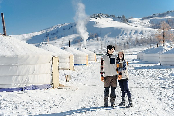포토 JPG 주간 전신 전통 커플 응시 계절 여자 남자 행복 문화 겨울 주택 사랑 서기 미소 사람 20대 성인 야외 두명 앞모습 30대 청춘 팔짱 설원 한국인 흰색 눈 몽골 게르 성인만 국내포토 자연요소 시선 감정 아시아 뷰포인트 컬러 컨셉 관계 모션 날씨 눈_날씨 표정 동양인 청년 건물 장년 파일형식