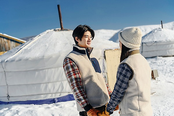 포토 JPG 주간 전통 커플 응시 계절 여자 남자 행복 문화 겨울 주택 사랑 미소 사람 상반신 20대 성인 야외 두명 옆모습 30대 청춘 마주보기 설원 손잡기 한국인 흰색 눈 몽골 게르 성인만 국내포토 자연요소 시선 감정 아시아 뷰포인트 컬러 컨셉 관계 모션 날씨 눈_날씨 표정 동양인 청년 건물 장년 파일형식