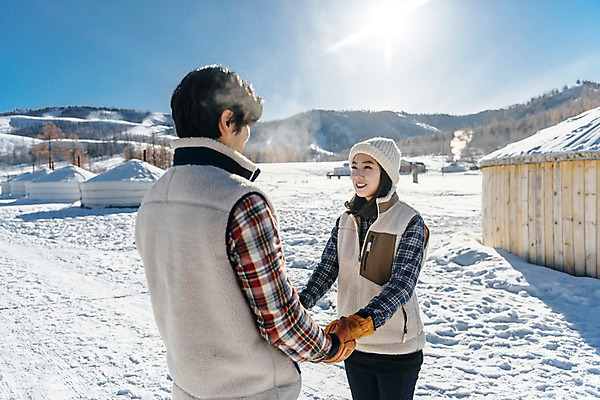 포토 JPG 주간 전통 커플 응시 계절 여자 남자 행복 문화 겨울 주택 사랑 미소 사람 상반신 20대 성인 야외 두명 옆모습 뒷모습 30대 청춘 마주보기 설원 손잡기 한국인 흰색 눈 몽골 게르 성인만 국내포토 자연요소 시선 감정 아시아 뷰포인트 컬러 컨셉 관계 모션 날씨 눈_날씨 표정 동양인 청년 건물 장년 파일형식