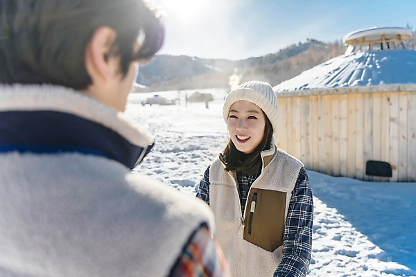 포토 JPG 주간 전통 커플 응시 계절 여자 남자 행복 문화 겨울 주택 사랑 미소 사람 상반신 20대 성인 야외 두명 앞모습 뒷모습 30대 청춘 마주보기 설원 손잡기 한국인 흰색 눈 몽골 게르 성인만 국내포토 자연요소 시선 감정 아시아 뷰포인트 컬러 컨셉 관계 모션 날씨 눈_날씨 표정 동양인 청년 건물 장년 파일형식
