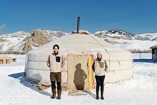 포토 JPG 주간 전신 전통 커플 응시 계절 여자 남자 행복 문화 겨울 산 주택 사랑 서기 사람 20대 성인 야외 두명 앞모습 30대 청춘 설원 한국인 흰색 눈 몽골 주머니손 게르 성인만 국내포토 자연요소 시선 감정 아시아 뷰포인트 컬러 컨셉 관계 모션 날씨 눈_날씨 동양인 청년 건물 장년 파일형식
