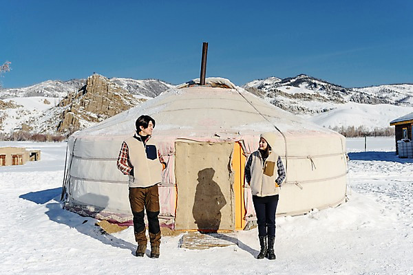 포토 JPG 주간 전신 전통 커플 응시 계절 여자 남자 행복 문화 겨울 주택 사랑 서기 미소 사람 20대 성인 야외 두명 앞모습 30대 청춘 마주보기 설원 한국인 흰색 눈 몽골 주머니손 게르 성인만 국내포토 자연요소 시선 감정 아시아 뷰포인트 컬러 컨셉 관계 모션 날씨 눈_날씨 표정 동양인 청년 건물 장년 파일형식