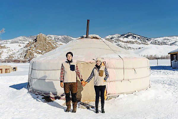 포토 JPG 주간 전신 전통 커플 응시 계절 여자 남자 행복 문화 겨울 주택 사랑 서기 사람 20대 성인 야외 두명 앞모습 30대 청춘 설원 손잡기 한국인 흰색 눈 몽골 주머니손 게르 성인만 국내포토 자연요소 시선 감정 아시아 뷰포인트 컬러 컨셉 관계 모션 날씨 눈_날씨 동양인 청년 건물 장년 파일형식
