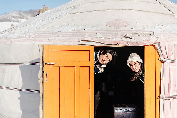 포토 JPG 주간 전통 커플 응시 계절 여자 남자 행복 문화 겨울 주택 사랑 미소 사람 상반신 20대 성인 야외 두명 앞모습 30대 청춘 설원 한국인 흰색 눈 몽골 게르 성인만 국내포토 자연요소 시선 감정 아시아 뷰포인트 컬러 컨셉 관계 날씨 눈_날씨 표정 동양인 청년 건물 장년 파일형식