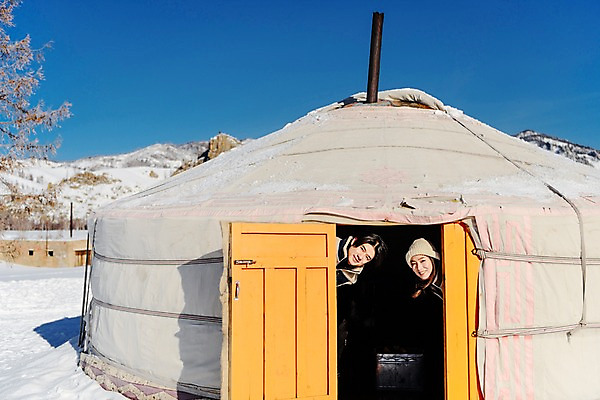 포토 JPG 주간 전통 커플 응시 계절 여자 남자 행복 문화 겨울 주택 사랑 미소 사람 상반신 20대 성인 야외 두명 앞모습 30대 청춘 설원 한국인 흰색 눈 몽골 게르 성인만 국내포토 자연요소 시선 감정 아시아 뷰포인트 컬러 컨셉 관계 날씨 눈_날씨 표정 동양인 청년 건물 장년 파일형식