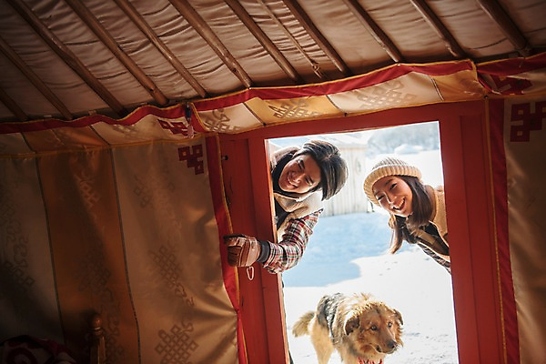 포토 JPG 주간 한마리 전통 커플 응시 계절 여자 남자 행복 문화 겨울 주택 사랑 미소 사람 상반신 20대 성인 야외 두명 앞모습 30대 청춘 설원 한국인 흰색 눈 개 몽골 구경 즐거움 게르 반려 성인만 국내포토 자연요소 1 시선 감정 아시아 뷰포인트 컬러 컨셉 포유류 관계 날씨 눈_날씨 표정 동양인 청년 건물 장년 파일형식