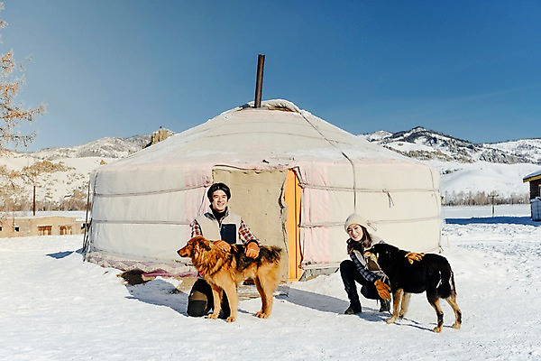 포토 JPG 주간 전신 전통 커플 계절 여자 남자 행복 문화 두마리 겨울 하늘 주택 사랑 사람 앉기 20대 성인 야외 두명 앞모습 30대 청춘 설원 한국인 흰색 눈 개 몽골 게르 반려 성인만 쓰다듬기 국내포토 자연요소 감정 아시아 뷰포인트 컬러 컨셉 2 포유류 관계 모션 날씨 눈_날씨 동양인 청년 건물 장년 파일형식