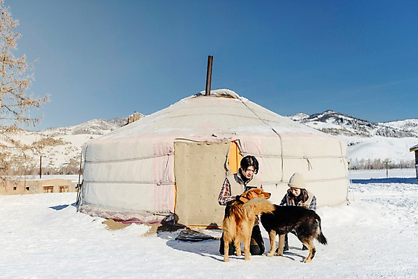 포토 JPG 주간 전신 전통 커플 계절 여자 남자 행복 문화 두마리 겨울 하늘 주택 사랑 사람 앉기 20대 성인 야외 두명 앞모습 30대 청춘 설원 한국인 흰색 눈 개 몽골 게르 반려 성인만 쓰다듬기 국내포토 자연요소 감정 아시아 뷰포인트 컬러 컨셉 2 포유류 관계 모션 날씨 눈_날씨 동양인 청년 건물 장년 파일형식