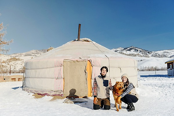 포토 JPG 주간 전신 한마리 전통 커플 계절 여자 남자 행복 문화 겨울 하늘 주택 사랑 사람 앉기 20대 성인 야외 두명 앞모습 옆모습 30대 청춘 설원 한국인 흰색 눈 개 몽골 게르 반려 성인만 국내포토 자연요소 1 감정 아시아 뷰포인트 컬러 컨셉 포유류 관계 모션 날씨 눈_날씨 동양인 청년 건물 장년 파일형식
