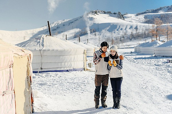 포토 JPG 주간 전신 전통 커플 계절 여자 남자 행복 문화 음료 겨울 하늘 주택 사랑 들기 사람 20대 성인 야외 두명 앞모습 30대 청춘 설원 한국인 머그컵 마시기 흰색 눈 몽골 게르 성인만 어깨에손 국내포토 자연요소 감정 아시아 뷰포인트 컬러 컨셉 관계 모션 날씨 눈_날씨 동양인 청년 건물 컵 장년 파일형식