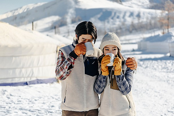 포토 JPG 주간 전통 커플 응시 계절 여자 남자 행복 문화 음료 겨울 주택 사랑 사람 상반신 20대 성인 야외 두명 앞모습 30대 청춘 설원 한국인 머그컵 마시기 흰색 눈 차 몽골 게르 성인만 어깨에손 국내포토 자연요소 시선 감정 아시아 뷰포인트 컬러 컨셉 관계 모션 날씨 눈_날씨 동양인 청년 건물 컵 장년 파일형식