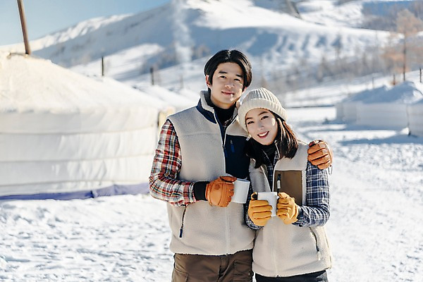 포토 JPG 주간 전통 커플 응시 계절 여자 남자 행복 문화 음료 겨울 주택 사랑 미소 들기 사람 상반신 20대 성인 야외 두명 앞모습 30대 청춘 설원 한국인 머그컵 흰색 눈 차 몽골 게르 성인만 국내포토 자연요소 시선 감정 아시아 뷰포인트 컬러 컨셉 관계 모션 날씨 눈_날씨 표정 동양인 청년 건물 컵 장년 파일형식