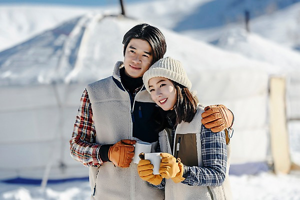 포토 JPG 주간 전통 커플 응시 계절 여자 남자 행복 문화 음료 겨울 안기 주택 사랑 미소 사람 상반신 20대 성인 야외 두명 앞모습 30대 청춘 설원 기댐 한국인 머그컵 흰색 눈 차 몽골 게르 성인만 국내포토 자연요소 시선 감정 아시아 뷰포인트 컬러 컨셉 관계 모션 날씨 눈_날씨 표정 동양인 청년 건물 컵 장년 파일형식