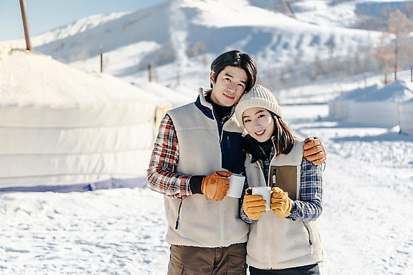 포토 JPG 주간 전통 커플 응시 계절 여자 남자 행복 문화 음료 겨울 안기 주택 사랑 미소 들기 사람 상반신 20대 성인 야외 두명 앞모습 30대 청춘 설원 한국인 머그컵 흰색 눈 차 몽골 게르 성인만 국내포토 자연요소 시선 감정 아시아 뷰포인트 컬러 컨셉 관계 모션 날씨 눈_날씨 표정 동양인 청년 건물 컵 장년 파일형식