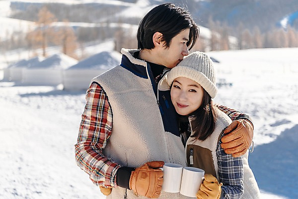포토 JPG 주간 커플 응시 계절 여자 남자 행복 겨울 안기 포옹 사랑 미소 들기 사람 상반신 20대 성인 야외 두명 앞모습 30대 청춘 설원 한국인 머그컵 흰색 눈 차 몽골 성인만 국내포토 자연요소 시선 감정 아시아 음료 뷰포인트 컬러 컨셉 관계 모션 날씨 눈_날씨 표정 동양인 청년 컵 장년 파일형식