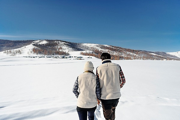 포토 JPG 주간 커플 계절 여자 남자 행복 겨울 하늘 사랑 사람 상반신 20대 성인 야외 두명 뒷모습 30대 청춘 걷기 설원 손잡기 한국인 흰색 눈 몽골 성인만 국내포토 자연요소 감정 아시아 뷰포인트 컬러 컨셉 관계 모션 날씨 눈_날씨 동양인 청년 장년 파일형식