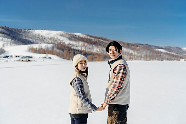 포토 JPG 주간 커플 응시 계절 여자 남자 행복 겨울 하늘 사랑 미소 사람 상반신 20대 성인 야외 두명 옆모습 30대 청춘 걷기 설원 손잡기 한국인 흰색 눈 뒤돌아보기 몽골 성인만 국내포토 자연요소 시선 감정 아시아 뷰포인트 컬러 컨셉 관계 모션 날씨 눈_날씨 표정 동양인 청년 장년 파일형식