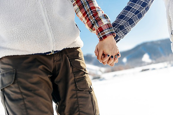 포토 JPG 주간 손 커플 계절 여자 남자 행복 겨울 사랑 사람 근접촬영 상반신 20대 성인 야외 두명 앞모습 신체부위 30대 청춘 설원 손잡기 한국인 흰색 눈 몽골 성인만 국내포토 자연요소 감정 아시아 뷰포인트 컬러 컨셉 관계 모션 날씨 눈_날씨 동양인 청년 장년 파일형식