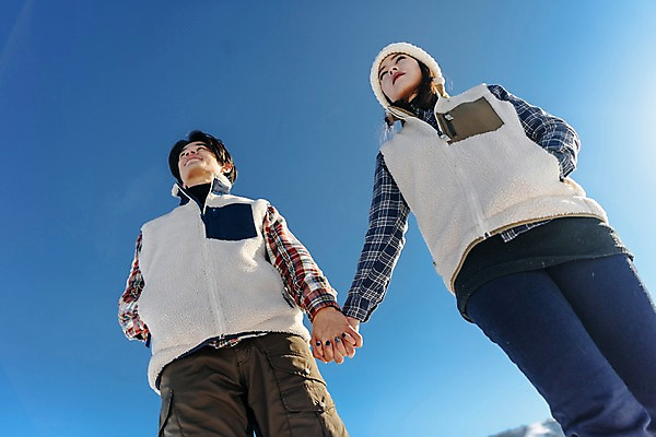 포토 JPG 주간 커플 응시 계절 여자 남자 행복 로우앵글 겨울 하늘 사랑 서기 사람 상반신 20대 성인 야외 두명 앞모습 30대 청춘 설원 손잡기 한국인 흰색 눈 몽골 주머니손 성인만 국내포토 자연요소 시선 감정 아시아 뷰포인트 컬러 컨셉 관계 모션 날씨 눈_날씨 동양인 청년 장년 파일형식